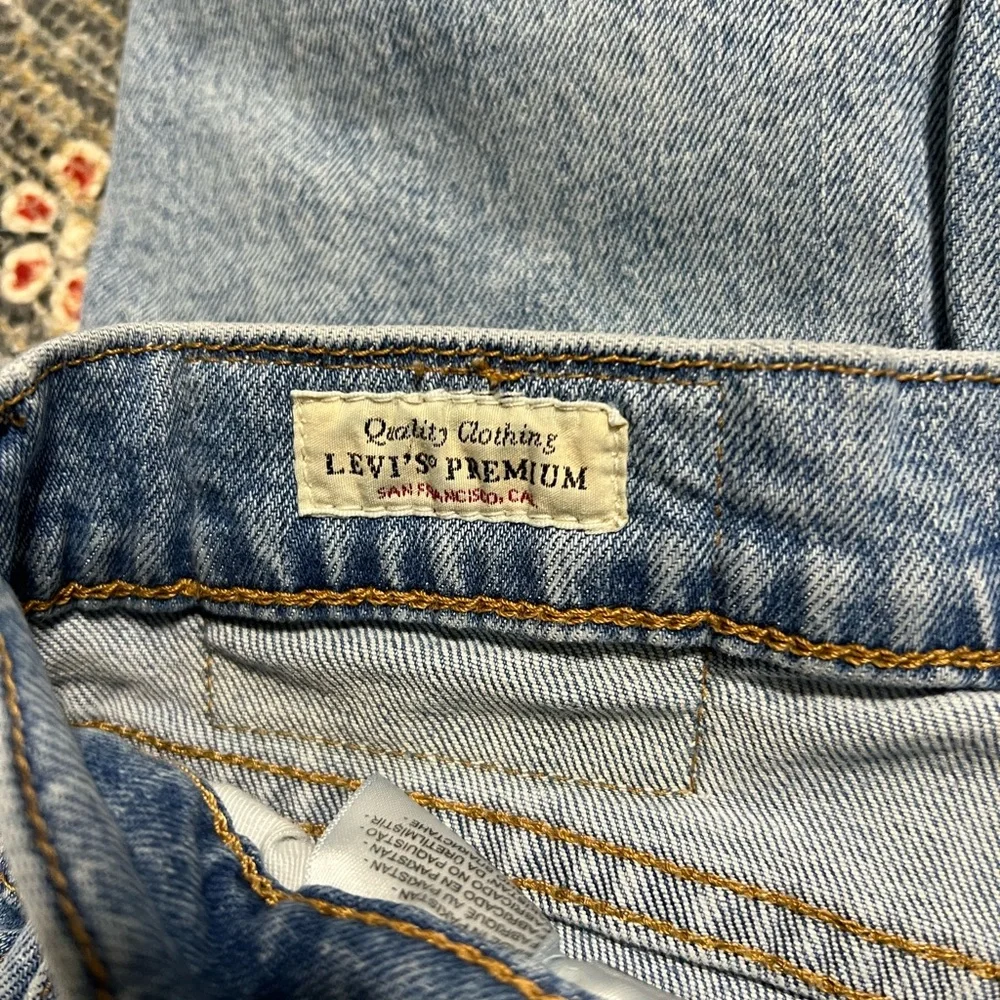 Levi’s factory distressed 514 straight fit denim jeans
